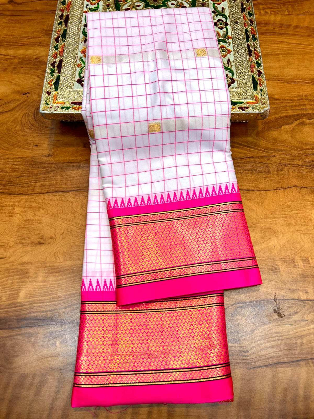 Kadiyal saree checks pattern detail on the saree body