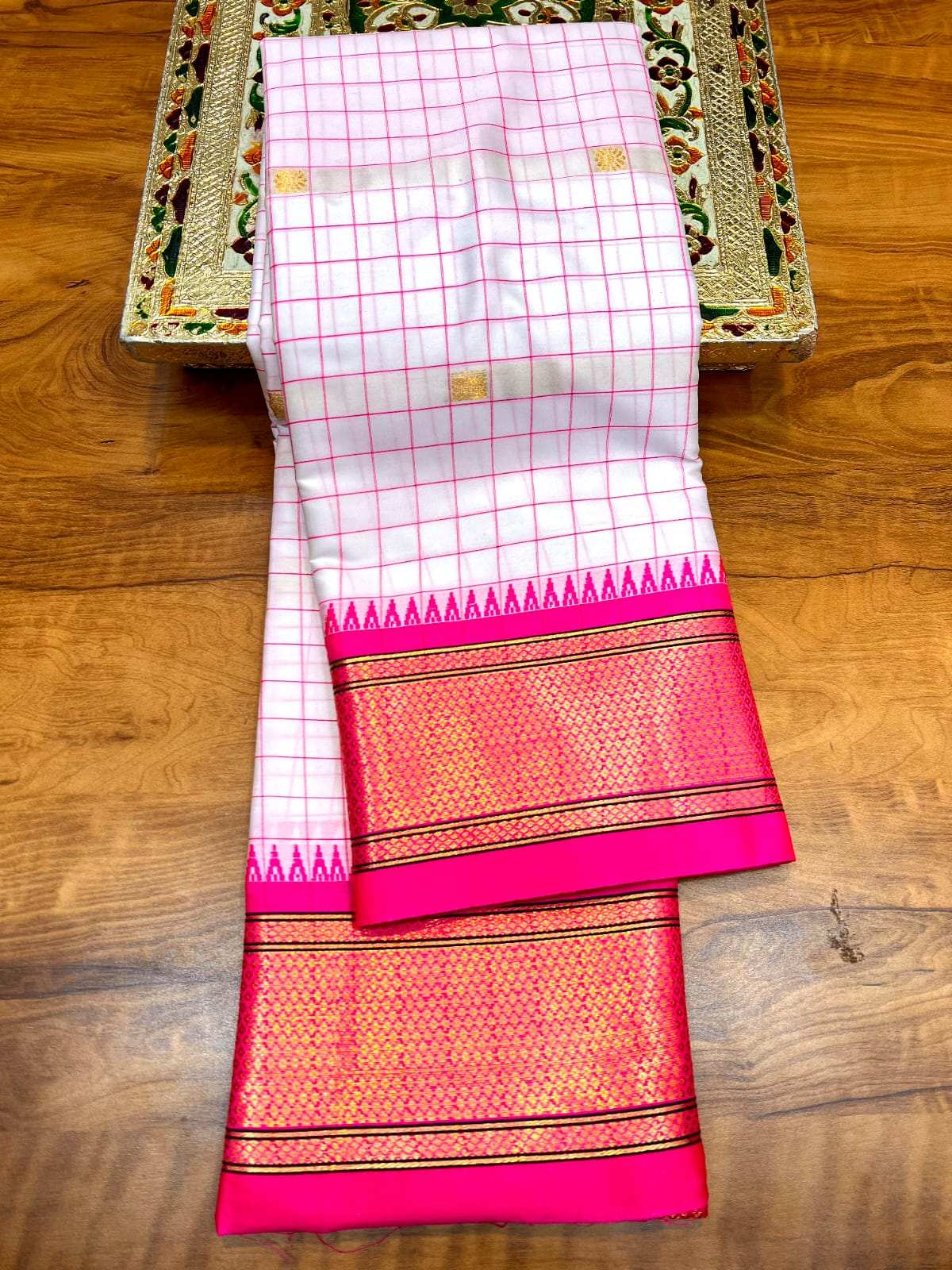 Kadiyal saree checks pattern detail on the saree body