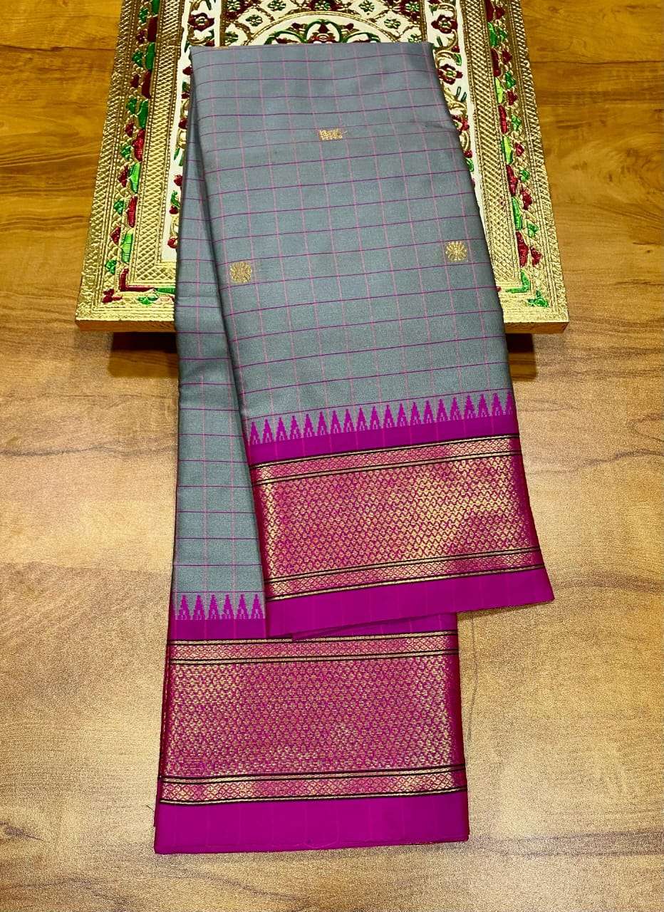 Kadiyal checks saree styled with temple jewellery